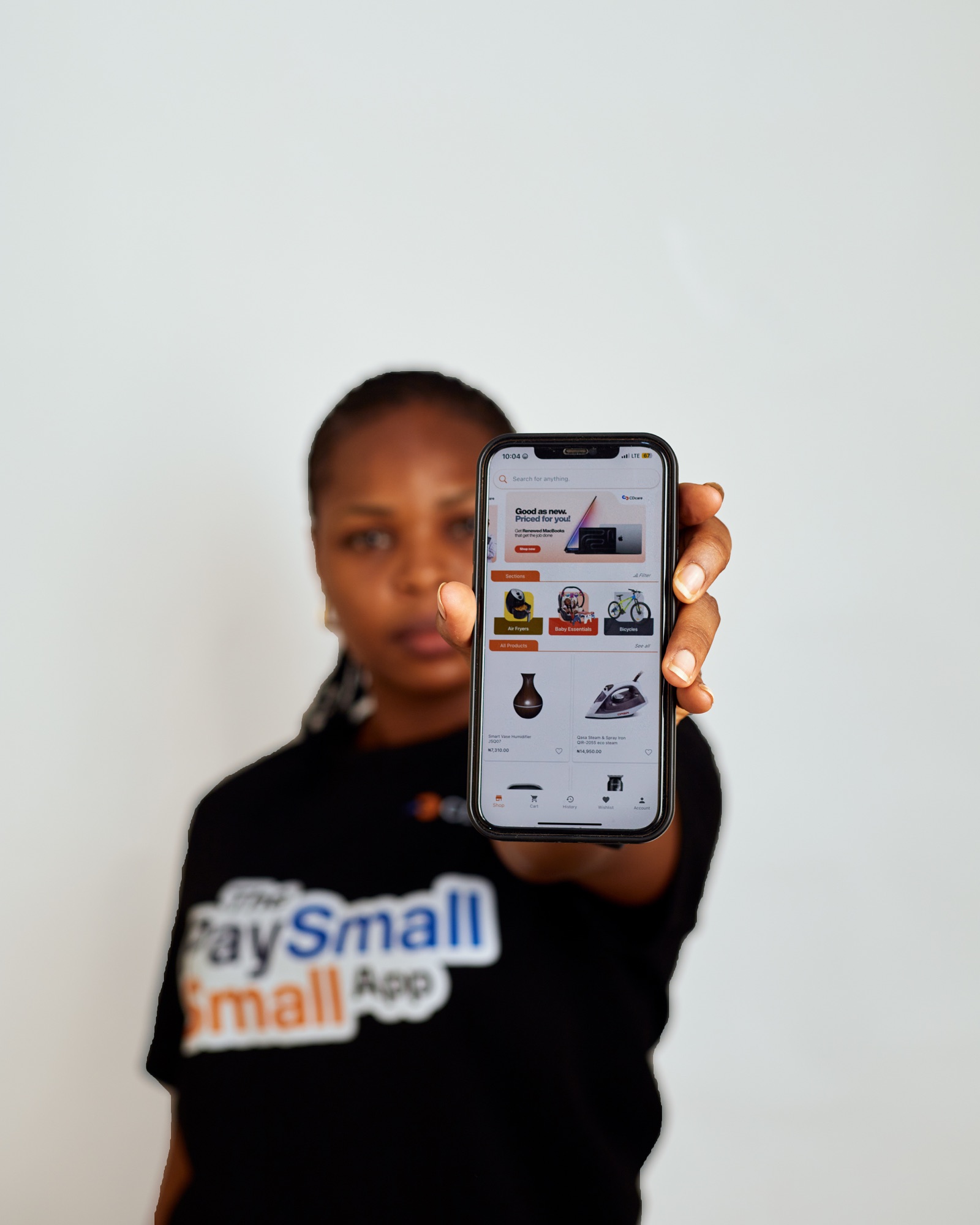 A CDcare customer presenting the CDcare app
